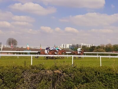 Une course sur l'hippodrome de Saint-Cloud - Crédit photo : Raymond Delatre