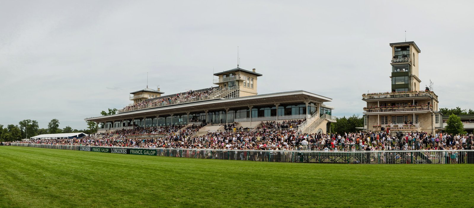 Tribune de l'hippodrome de Chantillly - Source : Diliff