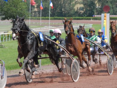 Une course sur l'hippodrome de Beaumont-de-Lomagne - Source : tourisme-en-lomagne.com