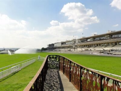 Tribunes de l'hippodrome d'Auteuil vues des pelouses - Source : francedigitale.com