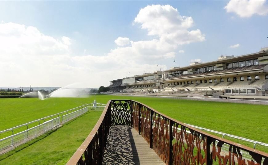 Tribunes de l'hippodrome d'Auteuil vues des pelouses - Source : francedigitale.com