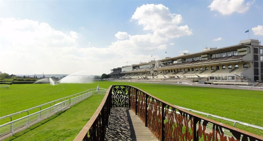 Tribunes de l'hippodrome d'Auteuil vues des pelouses - Source : francedigitale.com