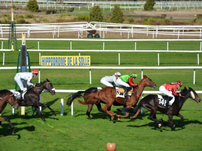 Une course sur l'Hippodrome de Fontainebleau - Crédit photo : Suravol