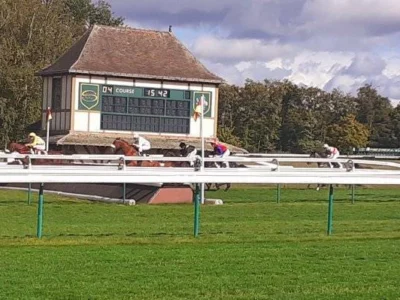 Une course d'obstacles sur l'hippodrome de Compiègne - Crédits : Raymond Delatre