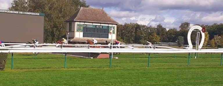 Une course d'obstacles sur l'hippodrome de Compiègne - Crédits : Raymond Delatre