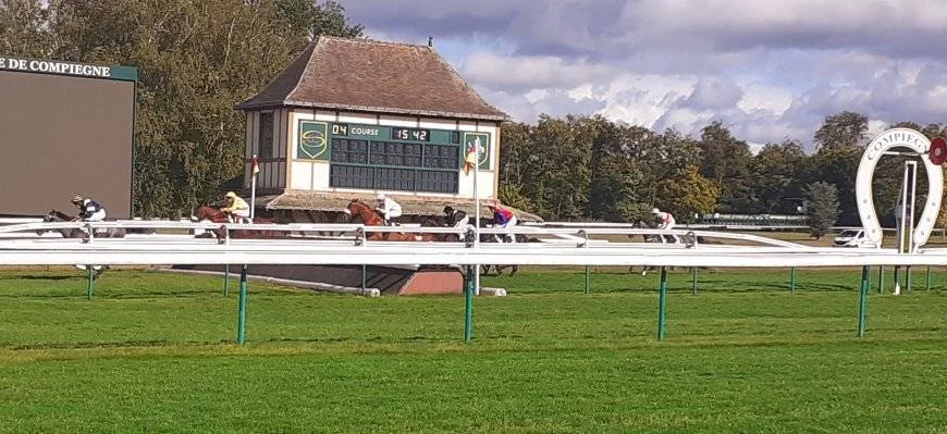 Une course d'obstacles sur l'hippodrome de Compiègne - Crédits : Raymond Delatre