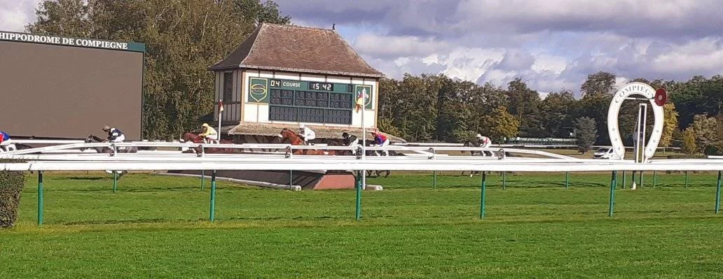Une course d'obstacles sur l'hippodrome de Compiègne - Crédits : Raymond Delatre - Cheval du Jour - 25/10/2025
