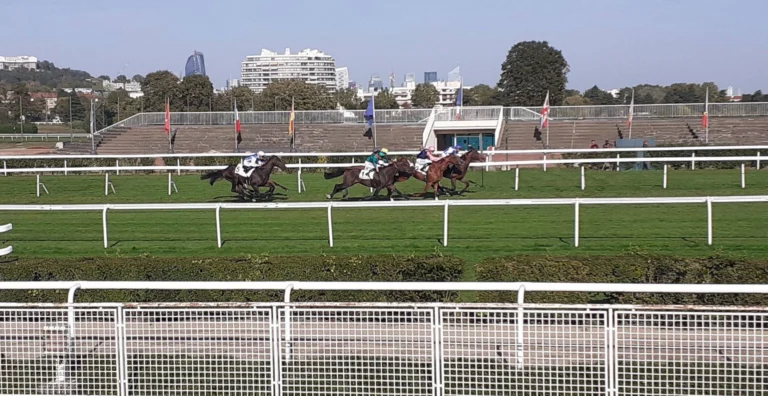 L'hippodrome de Saint-Cloud - Crédits : Raymond Delatre
