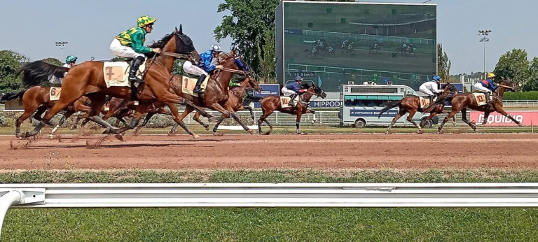 Une course sur l'hippodrome d'Enghien - Crédits : Raymond Delatre