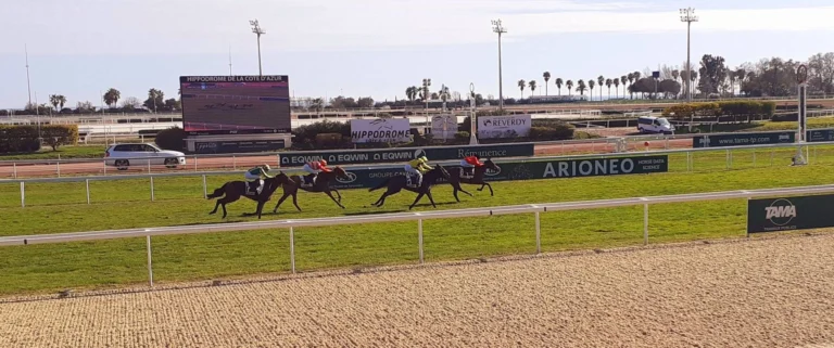 Une course sur l'hippodrome de Cagne-sur-Mer