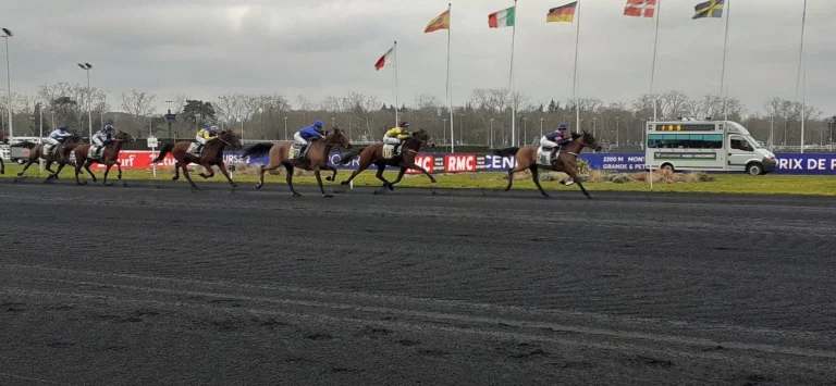 Une course au monté sur l'hippodrome de Vincennes - Crédits : Raymond Delatre