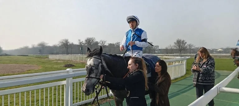 Maxime Guyon en selle sur No Lunch