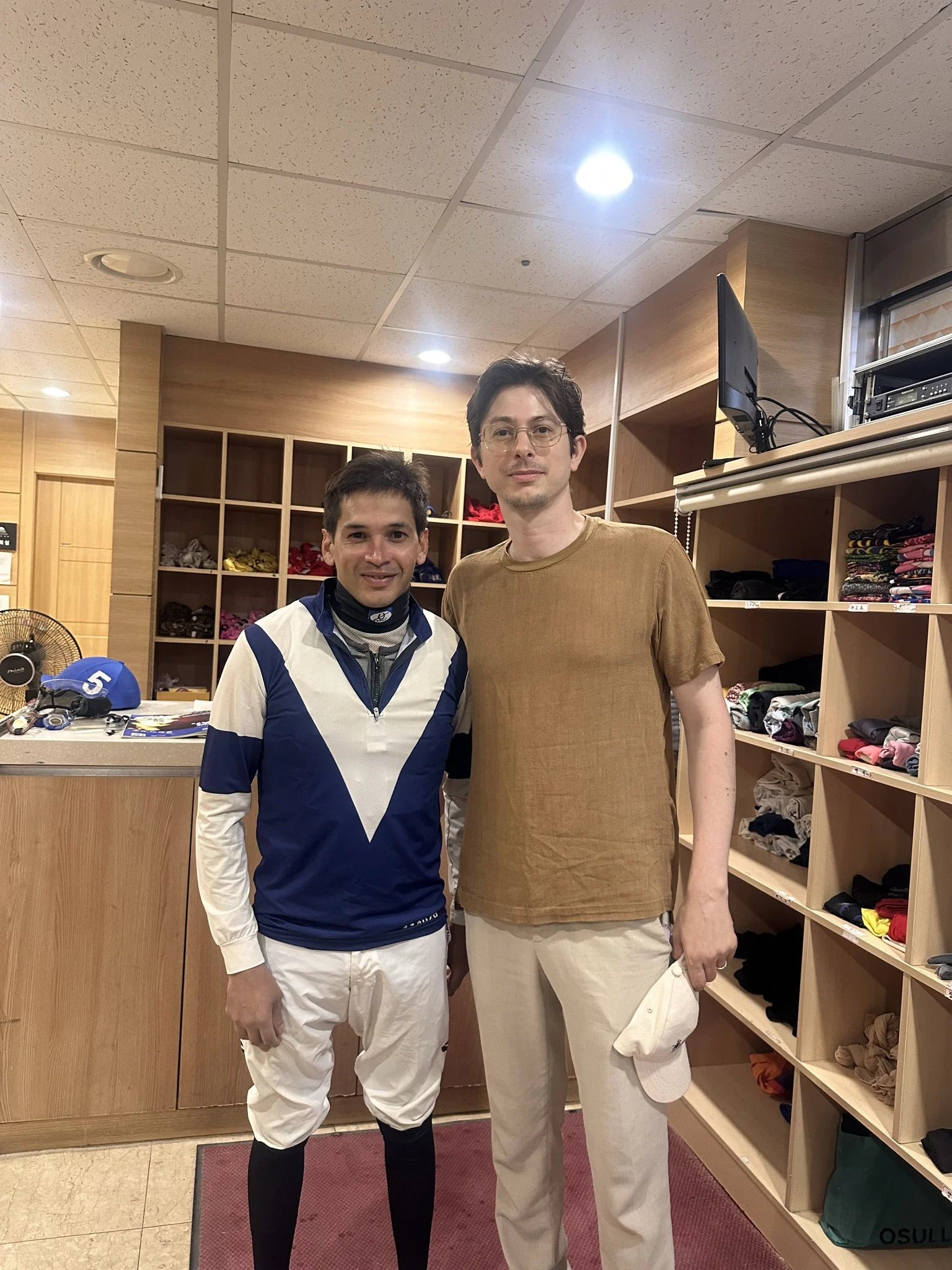 Johan Victoire, jockey de plat en photo avec ManuTurf